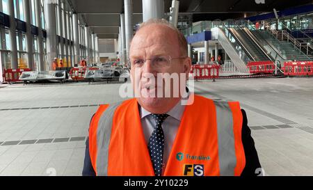 John Glass, directeur des infrastructures et des projets chez Translink, à la nouvelle gare de Belfast Grand Central Station à Weavers Cross, alors que les derniers préparatifs sont en cours avant que le hub de transport accueille son premier service, un bus de 5h à destination de Dublin, dimanche. Il ouvrira ensuite complètement par phases au cours de la prochaine année, avec des services ferroviaires à venir et des travaux publics visant à transformer la zone autrefois oubliée de Belfast pour continuer jusqu'en 2025. Date de la photo : mercredi 4 septembre 2024. Banque D'Images