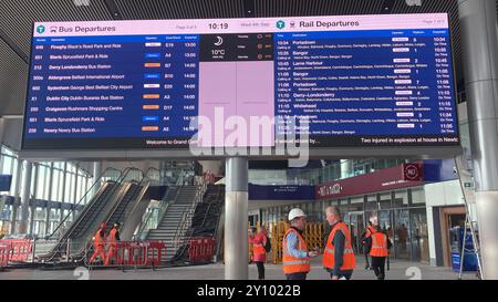 Les derniers préparatifs sont en cours dans les nouvelles gares de Belfast Grand Central à Weavers Cross avant d’accueillir son premier service, un bus de 5h à destination de Dublin, dimanche. Il ouvrira ensuite complètement par phases au cours de la prochaine année, avec des services ferroviaires à venir et des travaux publics visant à transformer la zone autrefois oubliée de Belfast pour continuer jusqu'en 2025. Date de la photo : mercredi 4 septembre 2024. Banque D'Images