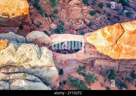 Vue aérienne sur une arche sur le Devils Garden Trail dans le parc national d'Arches, Utah Banque D'Images