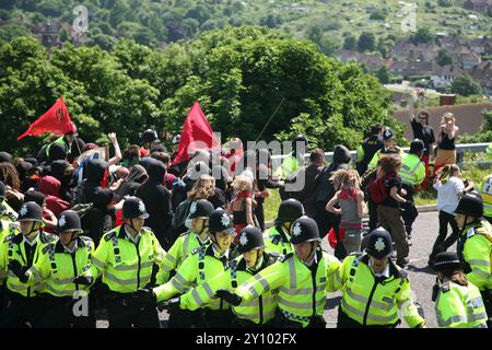 Au moins quatre manifestants ont été blessés et huit ont été arrêtés SmashEdo Carnaval marque quatre ans de campagne contre les fabricants d'armes de Brighton EDO MBM. Des bandes de samba, des danseurs et des activistes se sont rassemblés au niveau de Brighton pour participer à un carnaval contre le commerce des armes et pour manifester contre les fabricants d’armes EDO MBM. Ils prétendent que la MBM D'EDO a une grande responsabilité dans les pertes, la furtivité et la destruction par le bombardement aérien de l'Irak et des territoires occupés en Palestine, où des composants de MBM D'EDO ont été utilisés. Ils soutiennent également qu'il n'y a pas de place pour nous Banque D'Images