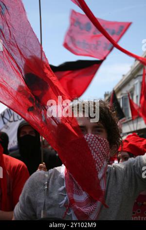 Au moins quatre manifestants ont été blessés et huit ont été arrêtés SmashEdo Carnaval marque quatre ans de campagne contre les fabricants d'armes de Brighton EDO MBM. Des bandes de samba, des danseurs et des activistes se sont rassemblés au niveau de Brighton pour participer à un carnaval contre le commerce des armes et pour manifester contre les fabricants d’armes EDO MBM. Ils prétendent que la MBM D'EDO a une grande responsabilité dans les pertes, la furtivité et la destruction par le bombardement aérien de l'Irak et des territoires occupés en Palestine, où des composants de MBM D'EDO ont été utilisés. Ils soutiennent également qu'il n'y a pas de place pour nous Banque D'Images