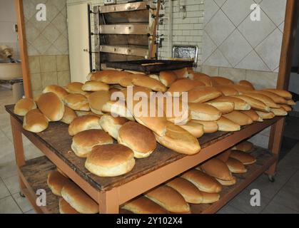 Cuisson du pain dans une boulangerie traditionnelle Banque D'Images