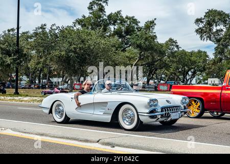 Gulfport, Mississippi - 7 octobre 2023 : vue de coin avant grand angle d'une Corvette C1 Cabriolet 1960 de Chevrolet lors d'un salon automobile local. Banque D'Images