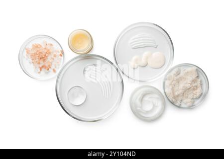 Boîtes de Petri avec différents produits cosmétiques isolés sur blanc, vue de dessus Banque D'Images