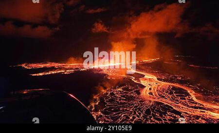 Grindavik, Islande. 02 septembre 2024. Des crues de lave et de fumée provenant d’une nouvelle fissure de 2 km de long du système volcanique de Svartsengi sur la péninsule de Reykjanes, dans le sud-ouest de l’Islande, le 2 septembre 2024 près de Grindavik, en Islande. Crédit : Défense civile islandaise/Almannavarnadeild/Alamy Live News Banque D'Images