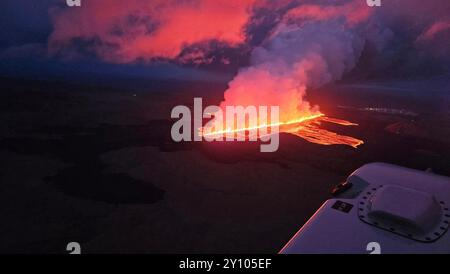 Grindavik, Islande. 02 septembre 2024. Des crues de lave et de fumée provenant d’une nouvelle fissure de 2 km de long du système volcanique de Svartsengi sur la péninsule de Reykjanes, dans le sud-ouest de l’Islande, le 2 septembre 2024 près de Grindavik, en Islande. Crédit : Défense civile islandaise/Almannavarnadeild/Alamy Live News Banque D'Images