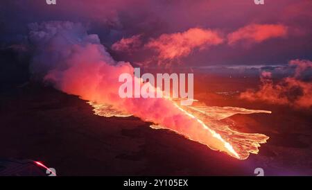 Grindavik, Islande. 02 septembre 2024. Des crues de lave et de fumée provenant d’une nouvelle fissure de 2 km de long du système volcanique de Svartsengi sur la péninsule de Reykjanes, dans le sud-ouest de l’Islande, le 2 septembre 2024 près de Grindavik, en Islande. Crédit : Défense civile islandaise/Almannavarnadeild/Alamy Live News Banque D'Images