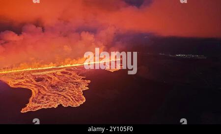 Grindavik, Islande. 02 septembre 2024. Des crues de lave et de fumée provenant d’une nouvelle fissure de 2 km de long du système volcanique de Svartsengi sur la péninsule de Reykjanes, dans le sud-ouest de l’Islande, le 2 septembre 2024 près de Grindavik, en Islande. Crédit : Défense civile islandaise/Almannavarnadeild/Alamy Live News Banque D'Images