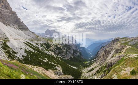 Vue de randonnée près de Tre Cime di Lavaredo - Italie Banque D'Images