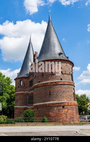 La porte Holsten (Holstentor) à Lübeck, Allemagne, porte occidentale de la ville construite en 1464 dans un style gothique brique, faisant partie des fortifications médiévales. Banque D'Images
