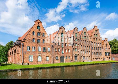 Vue générale du Salzspeicher, un complexe historique d'anciens entrepôts de sel construits entre le XVIe et le XVIIIe siècles sur la rivière Trave à Lübeck, en Allemagne. Banque D'Images