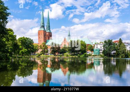 Vue générale de la cathédrale de Lübeck, Allemagne, une grande église luthérienne en briques datant des XIIe-XIVe siècles dans le centre historique. Banque D'Images