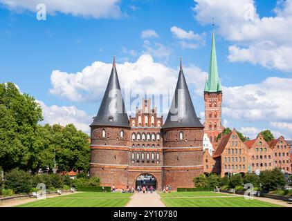 La porte Holsten (Holstentor) à Lübeck, Allemagne, porte occidentale de la ville construite en 1464 dans un style gothique brique, faisant partie des fortifications médiévales. Banque D'Images