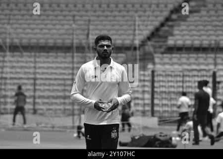 Les joueurs de cricket et le personnel se préparent pour le Trophée Duleep le 4 septembre 2024 au M. Stade Chinnaswamy, Bangalore, Karnataka, Inde Banque D'Images