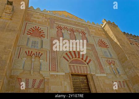 Détail du mur extérieur de la Mezquita-Catedral de Córdoba ou mosquée-cathédrale de Córdoba, à l'origine une mosquée islamique, dans la province de Cordoue, en Espagne. Banque D'Images