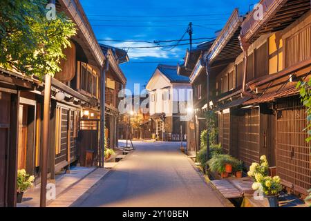 Takayama, Japon dans la rue historique Sannomachi dans la vieille ville au crépuscule. Banque D'Images