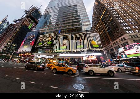 Des hordes de gens traversent West 42nd Street sous la publicité pour les Warner Bros PicturesÕ ÒBeetlejuice BeetlejuiceÓ le mercredi 14 août 2024. Le film, réalisé par Tim Burton, devrait sortir le 6 septembre 2024 (© Richard B. Levine) Banque D'Images