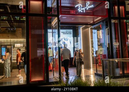 Magasin Ray-Ban à Hudson Yards à New York le samedi 17 août 2024. Ray Ban est une marque de EssilorLuxottica. (© Richard B. Levine) Banque D'Images