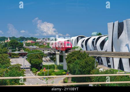 Singapour - 13 juin 2024 : le MRT du train rapide de masse de Singapour circule sur une piste qui part de Sentosa à côté de vivo. Le MRT est le deuxième plus ancien, Busie Banque D'Images