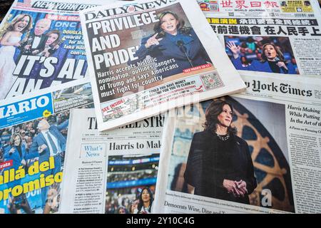 Les titres des journaux New-yorkais du vendredi 23 août 2024 font état de l’acceptation par Kamala Harris de la nomination présidentielle les jours précédents le dernier jour de la Convention nationale démocrate à cCicago. (© Richard B. Levine) Banque D'Images