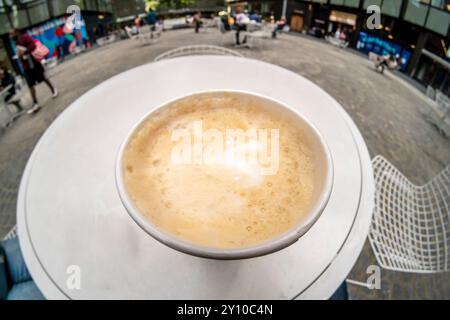 Un grand Pumpkin Spice Latte de Starbucks est vu sur la plaza of Manhattan West à New York le premier jour de sa disponibilité, le jeudi 22 août 2024. La saison annuelle du latte à la citrouille aux épices est arrivée avec Starbucks qui lance sa boisson au café aromatisée la plus tôt dans les 21 ans. (© Richard B. Levine) Banque D'Images