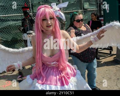 Les aficionados du cosplay en dehors du spectacle Anime NYC au Jacob Javits Convention Center à New York le dimanche 25 août 2024. (© Richard B. Levine) Banque D'Images