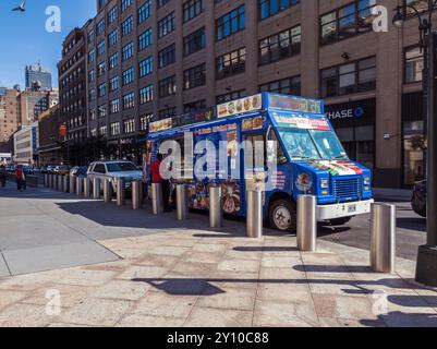 Camion alimentaire mexicain devant le Moynihan train Hall à New York le mercredi 28 août 2024. (© Richard B. Levine) Banque D'Images