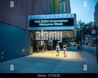 Une signalisation sur le SVA Theatre de Chelsea à New York le mercredi 28 août 2024 accueille les étudiants de première année à la School of Visual Arts. (© Richard B. Levine) Banque D'Images