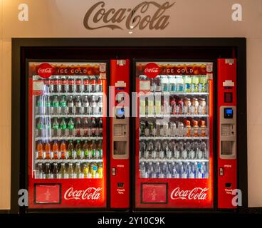 Distributeurs automatiques servant des produits Coca-Cola dans un centre commercial à East Rutherford, New Jersey, le samedi 31 août 2024. (© Richard B. Levine) Banque D'Images