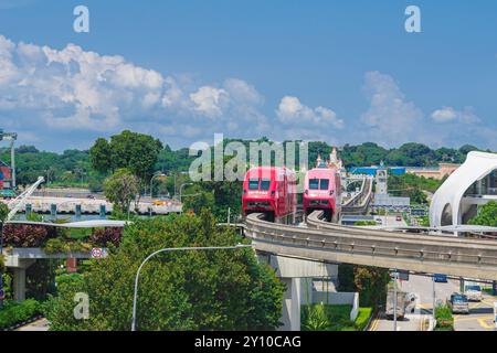 Singapour - 13 juin 2024 : le MRT du train rapide de masse de Singapour circule sur une piste qui part de Sentosa à côté de vivo. Le MRT est le deuxième plus ancien, Busie Banque D'Images