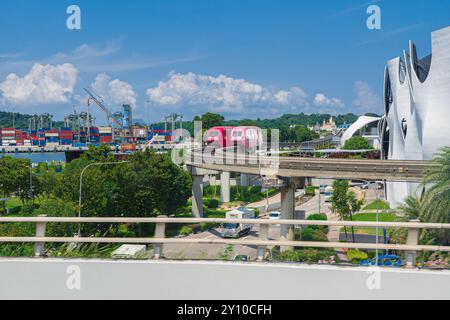 Singapour - 13 juin 2024 : le MRT du train rapide de masse de Singapour circule sur une piste qui part de Sentosa à côté de vivo. Le MRT est le deuxième plus ancien, Busie Banque D'Images