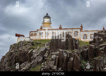 Phare de Neist point à la pointe de la péninsule de Duirinish sur l'île de Skye et utilisé à plusieurs reprises comme lieu de tournage, en Écosse Banque D'Images