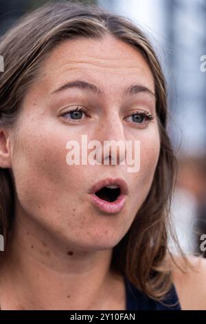 Paris, France. 04th Sep, 2024. L’activiste écologiste français Camille Etienne lors d’une manifestation en soutien à l’ONG Sea Shepherd fondateur canadien Paul Watson à Paris le 4 septembre 2024. Le canadien AMÉRICAIN Paul Watson, âgé de 73 ans, a été arrêté le 21 juillet 2024 au Groenland en vertu d’une « notice rouge » d’Interpol émise par le Japon. Une audience judiciaire sur son maintien en détention était prévue pour le 4 septembre 2024. Photo de Alexis Jumeau/ABACAPRESS. COM Credit : Abaca Press/Alamy Live News Banque D'Images