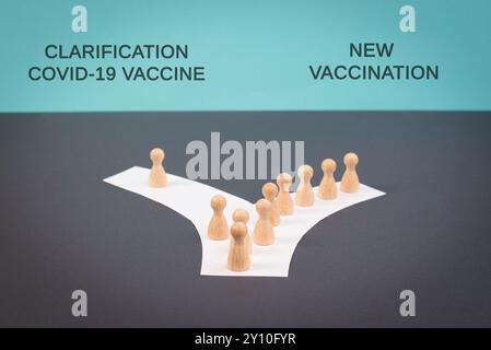 Foule de gens suivent le chemin de la nouvelle vaccination, on veut des éclaircissements sur le vaccin covid-19, la propagande, la théorie du complot, les médias et la manipulation Banque D'Images
