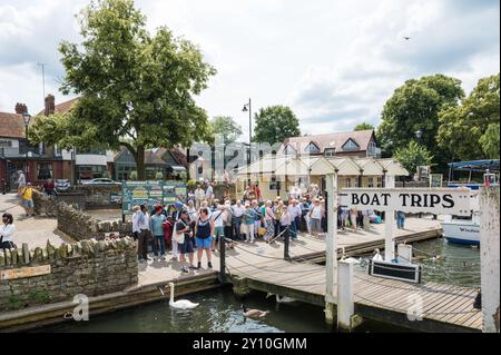 Les gens attendent sur le quai pour embarquer pour une excursion en bateau exploitée par l'agence French Brothers Boat Tour. Windsor Berkshire Angleterre Royaume-Uni Banque D'Images