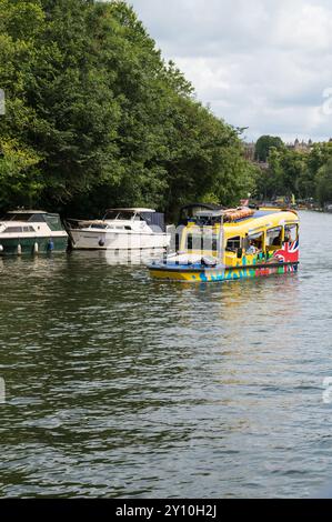 Les gens naviguent sur la Tamise à bord d'un Windsor Duck Tours Seahorse Amphibious MKII Windsor Berkshire Angleterre Royaume-Uni Banque D'Images