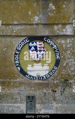 Réplique de la nouvelle armoiries de Windsor sur le pont Windsor représentant l'étalon royal d'Édouard Ier et le motif du château de sa reine, Eleanor de Castille. ROYAUME-UNI Banque D'Images