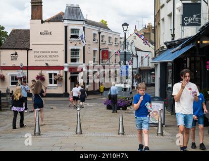 Vue sur Eton High Street et le pub George Inn depuis l'extrémité Eton du pont Windsor. Les gens font du shopping et visitent Eton Windsor Berkshire Angleterre Royaume-Uni Banque D'Images