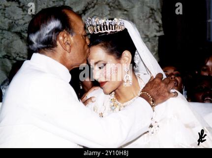 8 Settembre 1994 fés Archivio Storico Olycom/LaPresse Hasna del Marocco (Rabat, 19 novembre 1967), è una principessa e ambientalista marocchina. Nella Foto : Alcune fase del matrimonio della Sua Altezza Reale Hasna del Marocco figlia di re Hassan II con Khalid Benharbit dans la photo : quelques phases du mariage de son Altesse Royale Hasna du Maroc fille du roi Hassan II avec Khalid Benharbit Banque D'Images