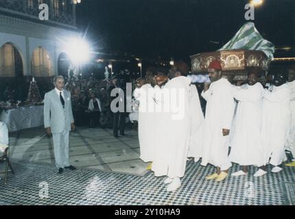 8 Settembre 1994 fés Archivio Storico Olycom/LaPresse Hasna del Marocco (Rabat, 19 novembre 1967), è una principessa e ambientalista marocchina. Nella Foto : Alcune fase del matrimonio della Sua Altezza Reale Hasna del Marocco figlia di re Hassan II con Khalid Benharbit dans la photo : quelques phases du mariage de son Altesse Royale Hasna du Maroc fille du roi Hassan II avec Khalid Benharbit Banque D'Images