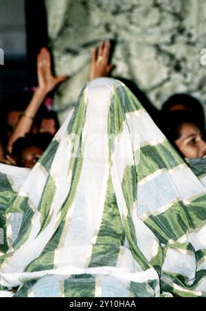 8 Settembre 1994 fés Archivio Storico Olycom/LaPresse Hasna del Marocco (Rabat, 19 novembre 1967), è una principessa e ambientalista marocchina. Nella Foto : Alcune fase del matrimonio della Sua Altezza Reale Hasna del Marocco figlia di re Hassan II con Khalid Benharbit dans la photo : quelques phases du mariage de son Altesse Royale Hasna du Maroc fille du roi Hassan II avec Khalid Benharbit Banque D'Images