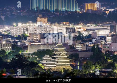 Matsumoto, Japon paysage urbain du centre-ville avec le château au crépuscule. Banque D'Images