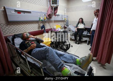 Naplouse, Palestine. 04th Sep, 2024. Un activiste étranger a été vu recevoir un traitement à l'hôpital palestinien Rafidia après que lui et deux de ses amis aient été attaqués par des colons juifs dans le village de Qasra Hanoub, Naplouse, dans le nord de la Cisjordanie occupée. (Photo de Nasser Ishtayeh/SOPA images/Sipa USA) crédit : Sipa USA/Alamy Live News Banque D'Images