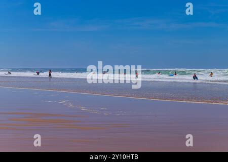 Ericeira, Portugal : 13 avril 2024 : Groupe de surfeurs avec des planches de surf allant surfer. Ericeira est la célèbre destination de surf au Portugal. Banque D'Images