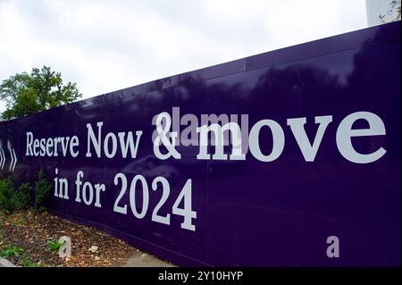 Ascot, Berkshire, Royaume-Uni. 2 septembre 2024. Taylor Wimpey construit de nouveaux appartements et des maisons de 2, 3 et 4 chambres sur le site de l'ancien hôpital NHS Heatherwood à Ascot, Berkshire, près de l'hippodrome d'Ascot. Les maisons de spectacle sont maintenant ouvertes et de nouveaux propriétaires devraient commencer à déménager plus tard en 2024. Un nouvel hôpital ultramoderne de Heatherwood a été construit à proximité pour remplacer l'hôpital démoli. Crédit : Maureen McLean/Alamy Banque D'Images