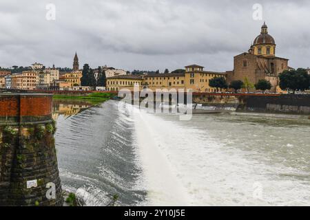 Bastion du barrage de Santa Rosa sur le Lungarno Vespucci, protégeant le flux liquide et solide de la rivière Arno, lors d'une tempête de printemps, Florence, IL Banque D'Images