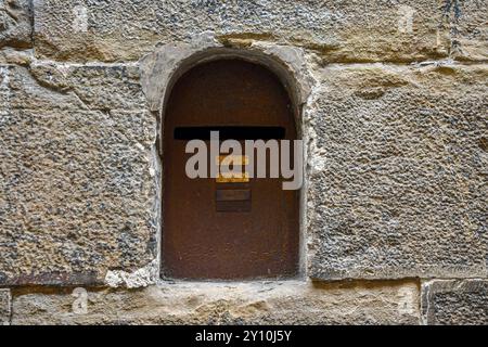 Vitrine à vin (buchetta del vino), utilisée dans le passé pour la vente de vin directement sur la rue des caves des palais aristocratiques, Florence, IL Banque D'Images