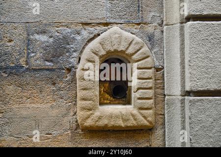 Vitrine à vin (buchetta del vino), utilisée dans le passé pour la vente de vin directement sur la rue des caves des palais aristocratiques, Florence, IL Banque D'Images