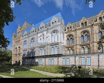 Le musée d'histoire naturelle de Londres est partiellement caché par un échafaudage recouvert de feuilles imprimées qui reproduit la façade cachée. Été 2024. Banque D'Images
