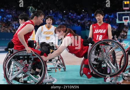 Paris, France. 4 septembre 2024. Yanagimoto Amane (2e R) du Japon concourt lors du quart de finale féminin de basket-ball en fauteuil roulant entre la Chine et le Japon aux Jeux paralympiques de Paris 2024 à Paris, France, le 4 septembre 2024. Crédit : Gao Jing/Xinhua/Alamy Live News Banque D'Images